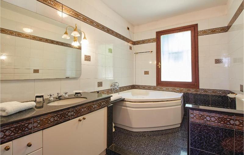 Five-Bedroom Holiday Home image 4