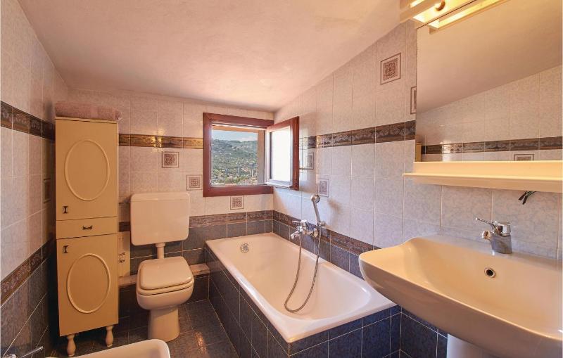 Five-Bedroom Holiday Home image 3