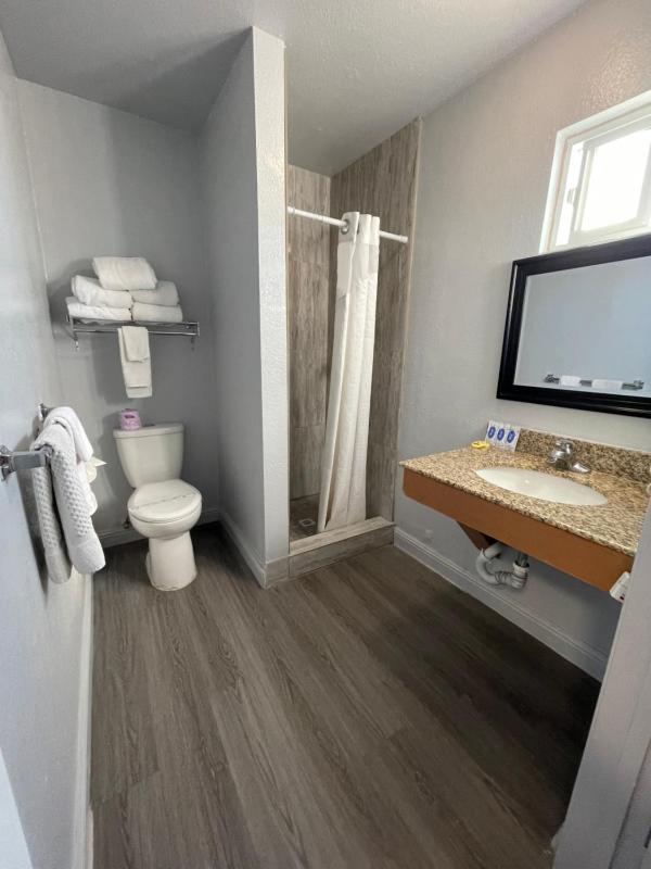 Deluxe Room image 3