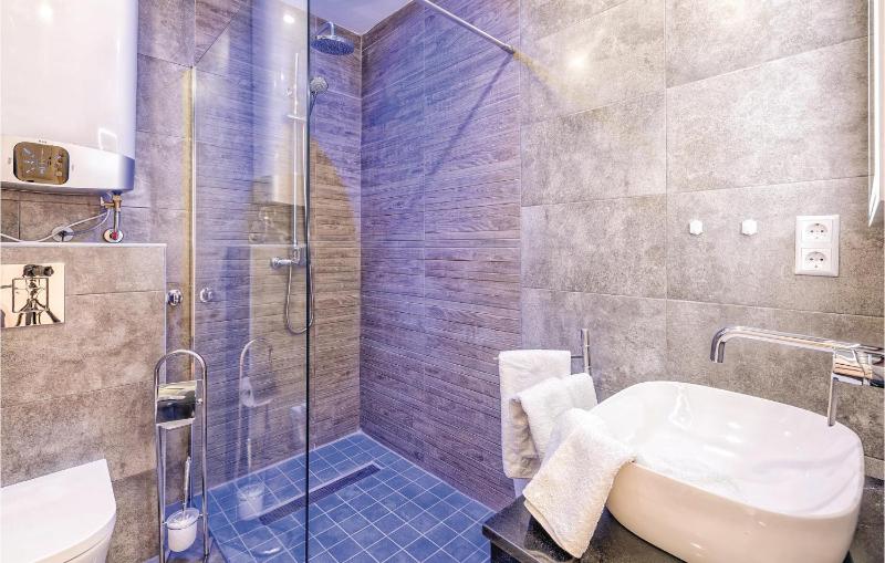 Beautiful Apartment In Calahonda With Wifi - image 17