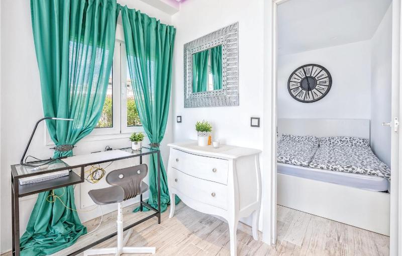 Beautiful Apartment In Calahonda With Wifi - image 3