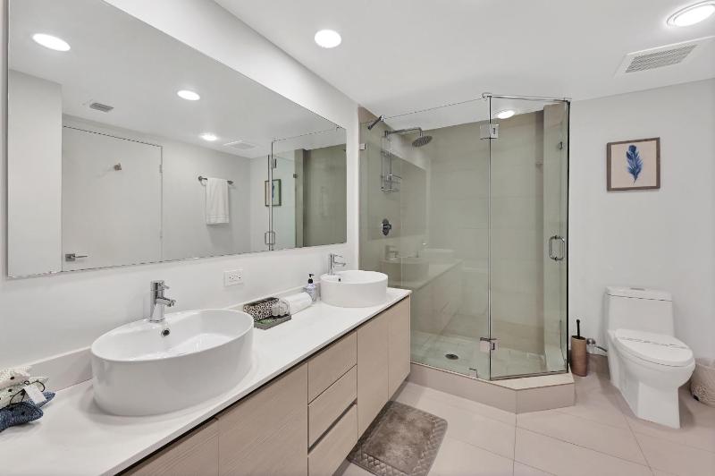Three-Bedroom Beachwalk Resort Apartment - image 4