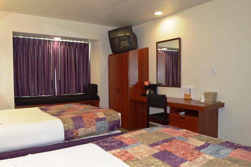 Queen Room with Two Queen Beds - Non-Smoking image 3