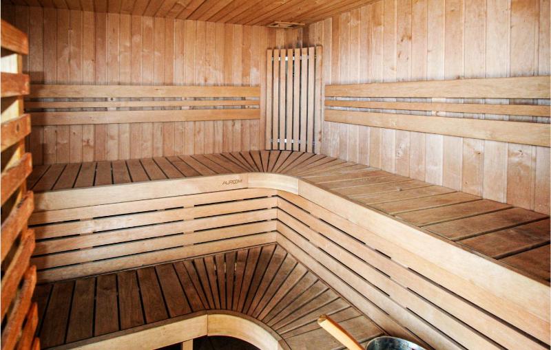 Cozy Apartment In Torrevieja With Sauna - image 13