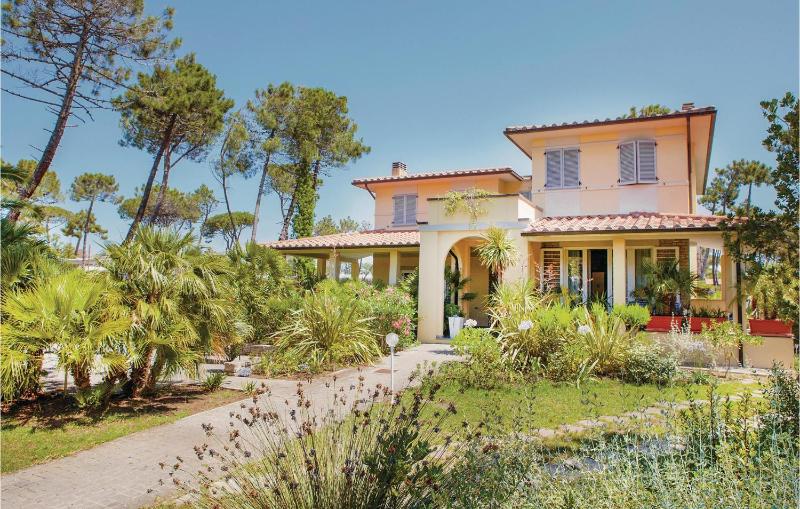 Three-Bedroom Holiday Home  image 1