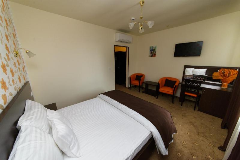 Double Room image 3
