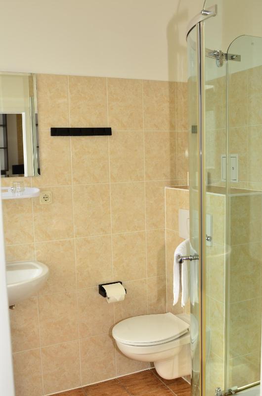 Twin Room image 4