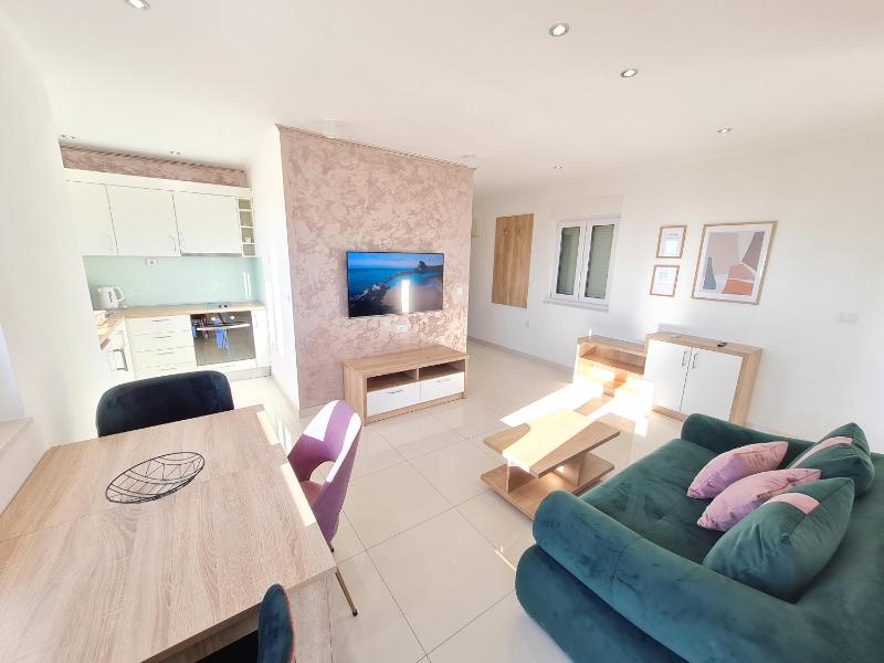 One-Bedroom Apartment with Balcony and Sea View image 1