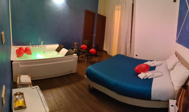 King Suite with Spa Bath image 4