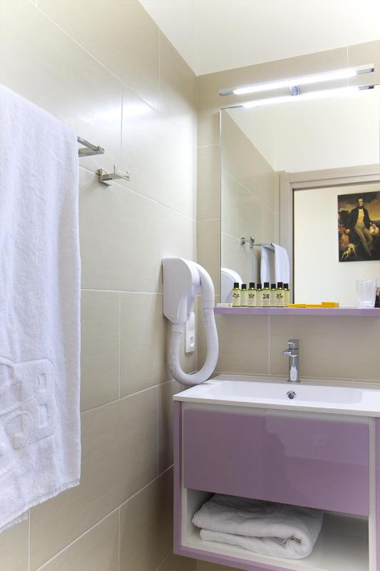 Economy Double Room image 4