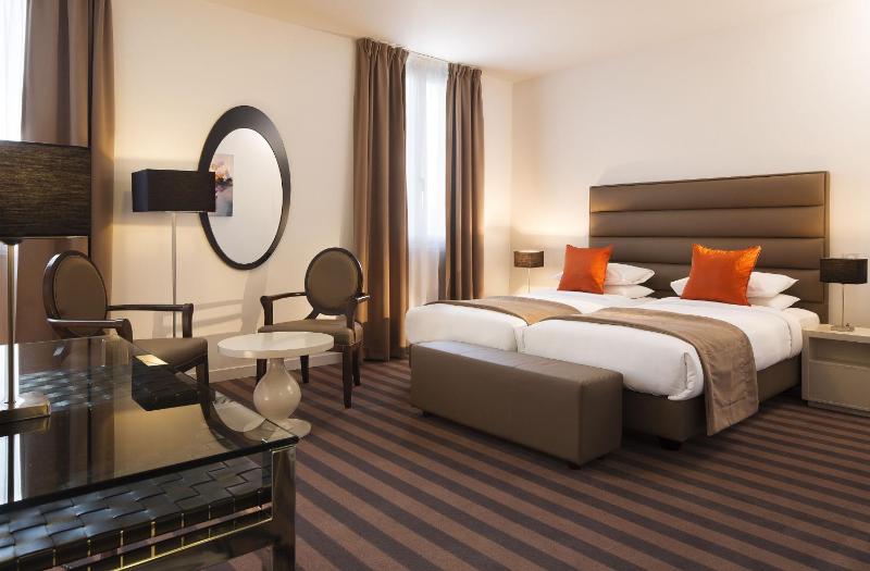 Standard Twin Room image 1