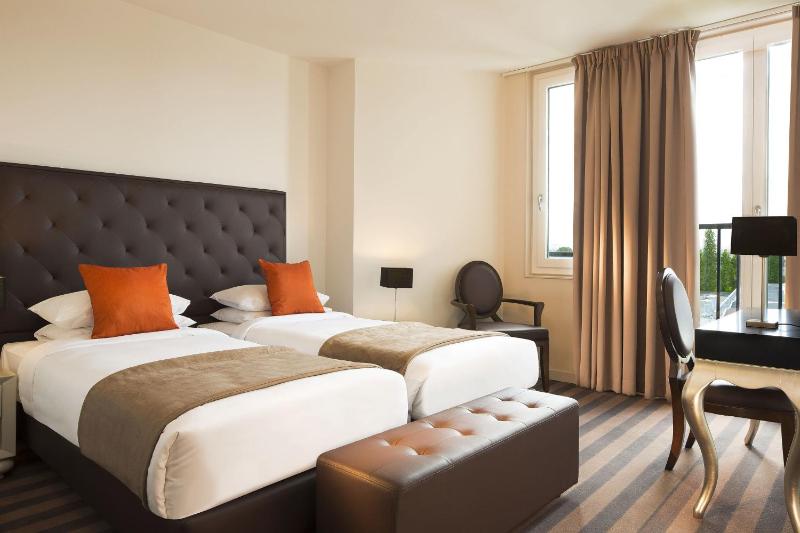 Standard Twin Room image 3