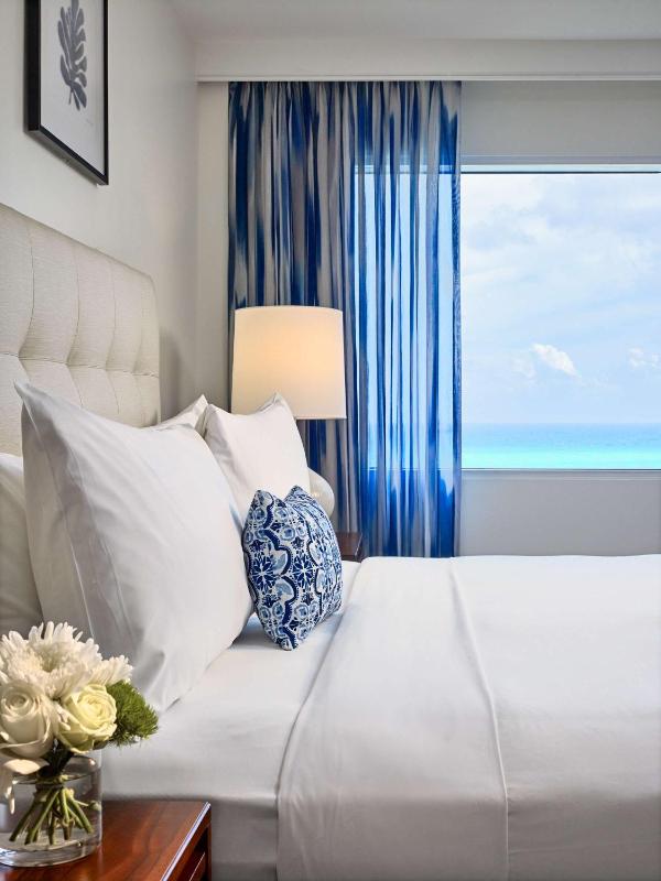 Junior King Suite with Ocean View image 3
