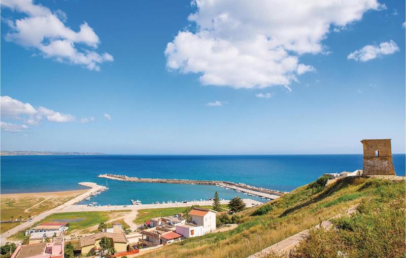 Four-Bedroom Holiday Home image 3