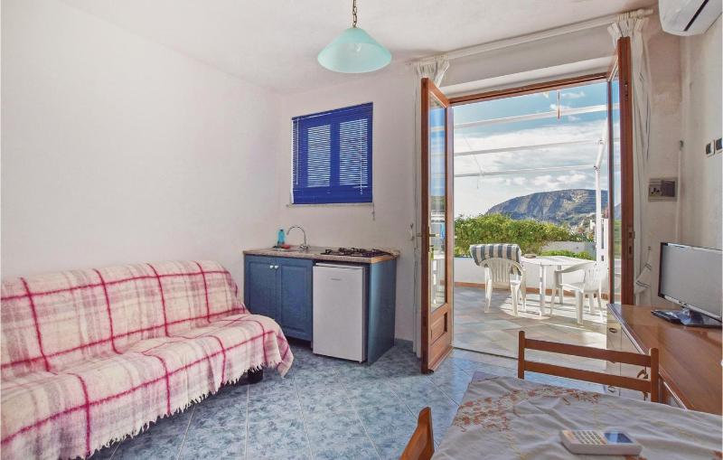 One-Bedroom Apartment In Santangelo Dischia - image 5