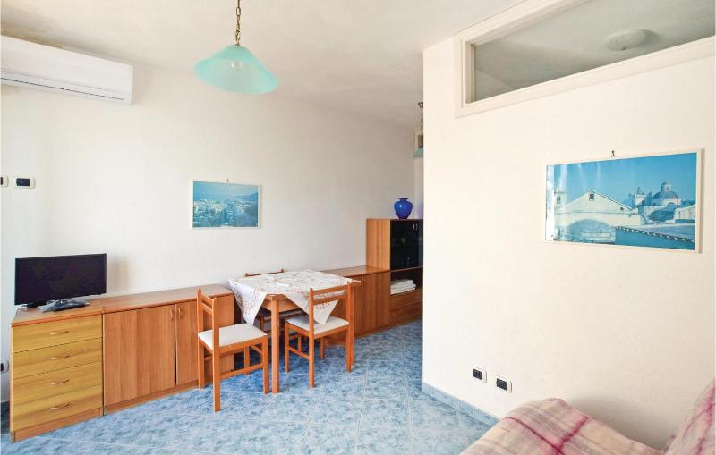 One-Bedroom Apartment In Santangelo Dischia - image 10