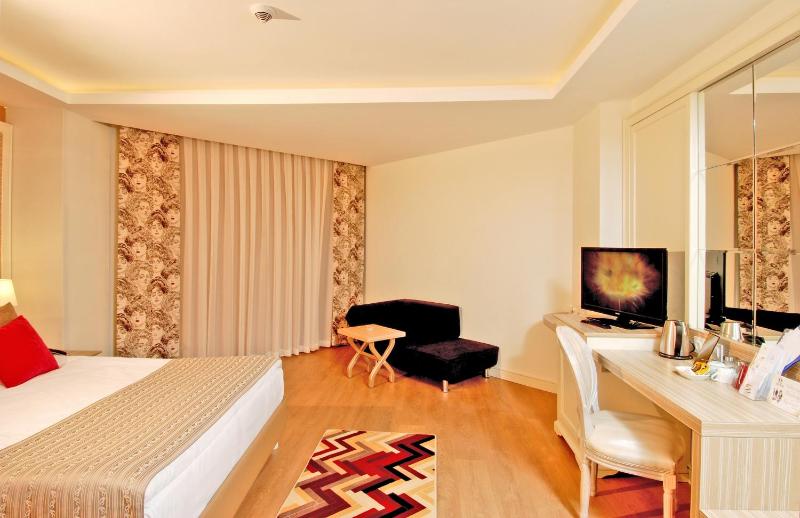 Standard Double or Twin Room with Side Sea View image 2