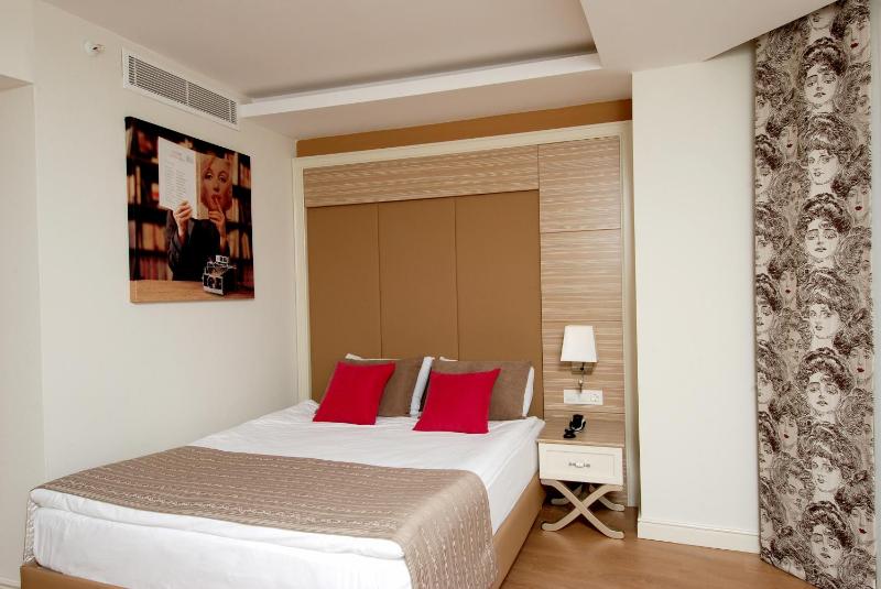 Standard Double or Twin Room with Side Sea View image 3