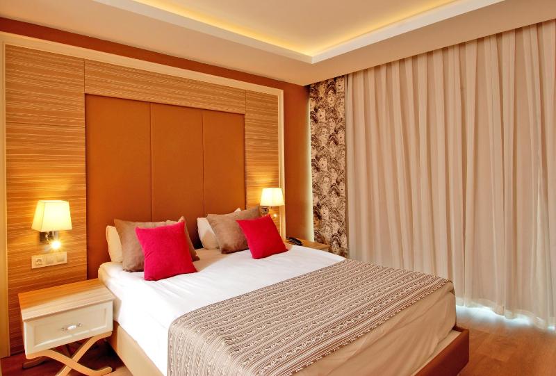 Standard Double or Twin Room with Side Sea View image 4