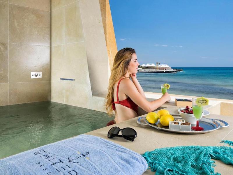 Deluxe Suite with Sea View image 1