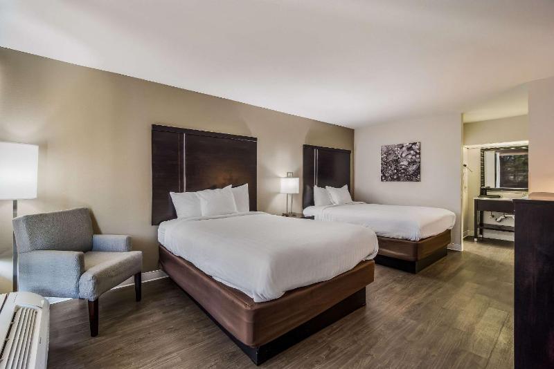 Queen Room with Two Queen Beds - Accessible/Non Smoking image 3