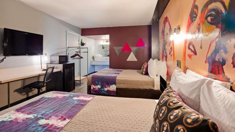 Queen Room with Two Queen Beds - Non-Smoking image 4