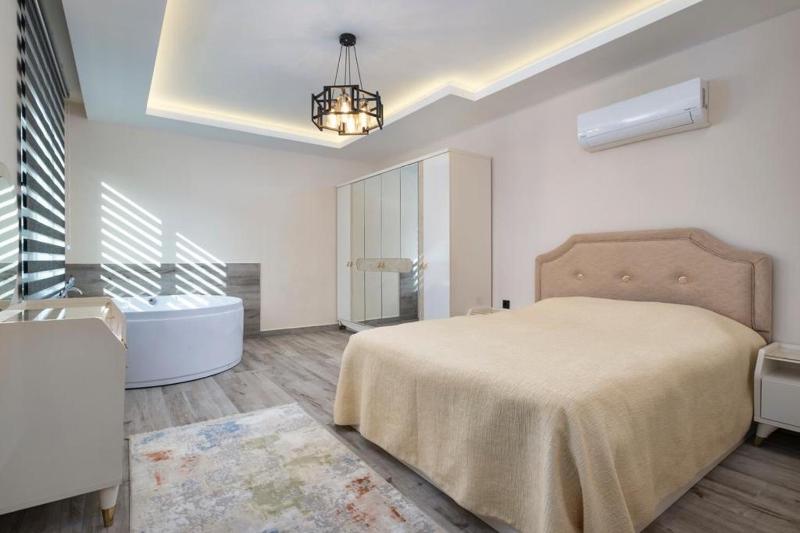 Deluxe Suite with Spa Bath image 4