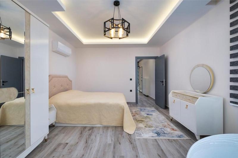 Deluxe Suite with Spa Bath image 3