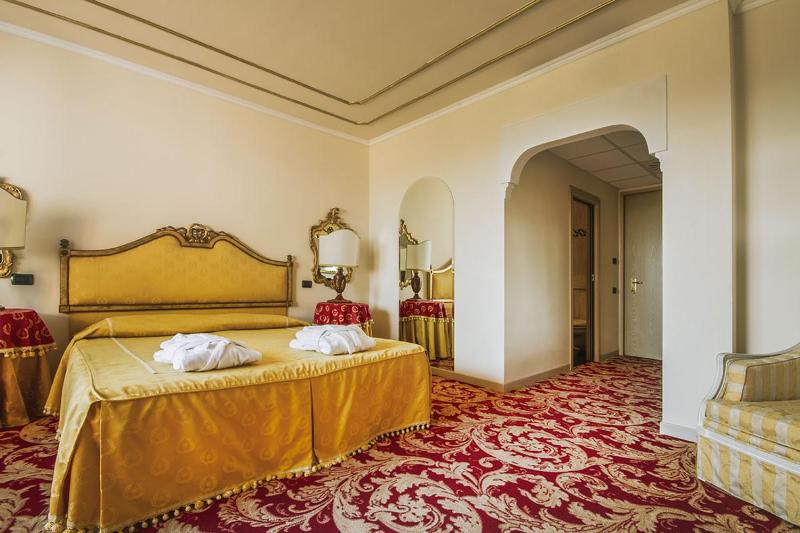 Superior Queen Room with Balcony and Lake View image 2