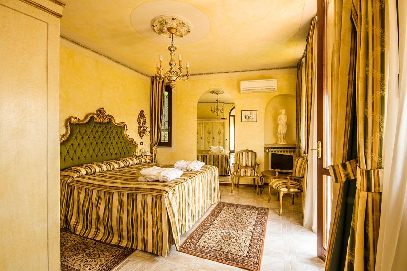 Superior Queen Room with Balcony and Lake View image 1