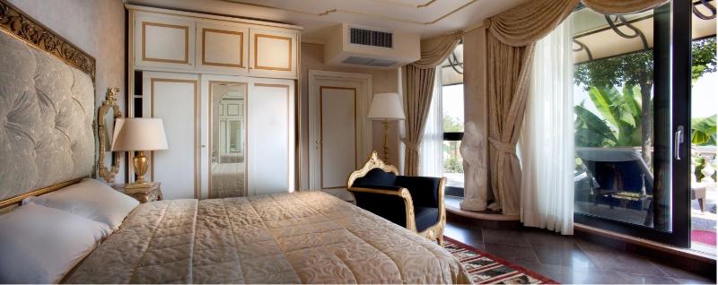 Luxury King Room with Terrace and Lake View image 3