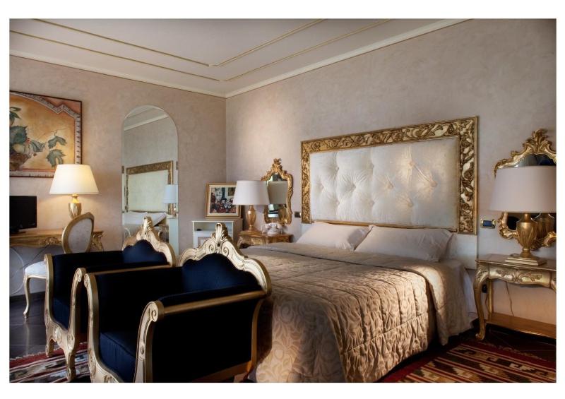Luxury King Room with Terrace and Lake View image 1