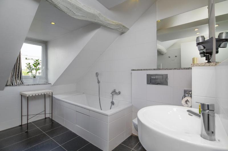Charming Double Room with Air-Conditioning image 2