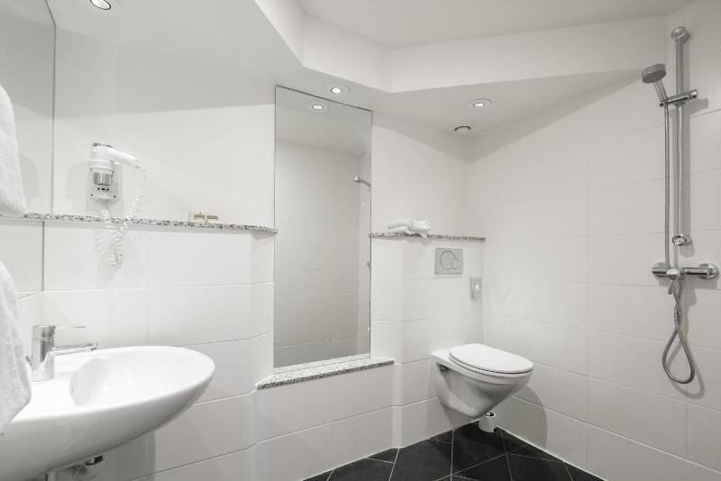Classic Double Room image 2