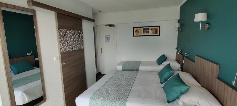 Superior Triple Room Sea View - With Shower image 3