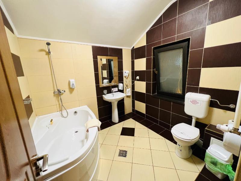 Double Room image 4