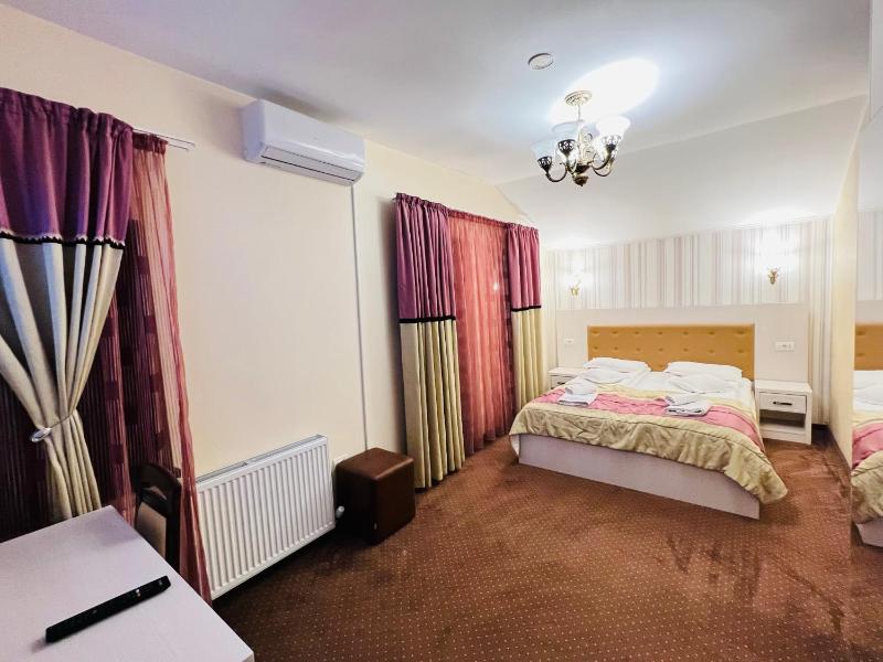 Double Room image 3