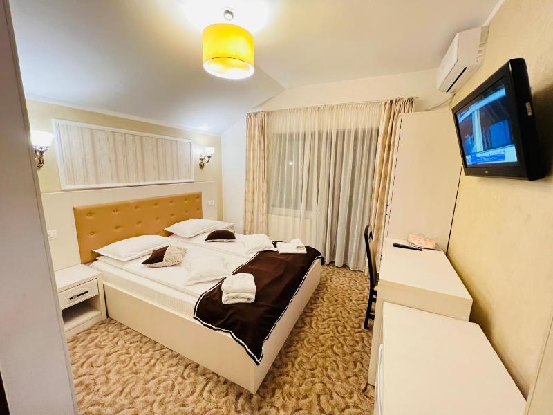 Single Room with Bathroom image 4