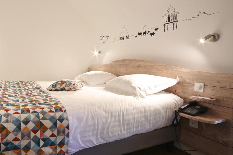Deluxe Quadruple Room with Queen Bed and Kitchen image 2