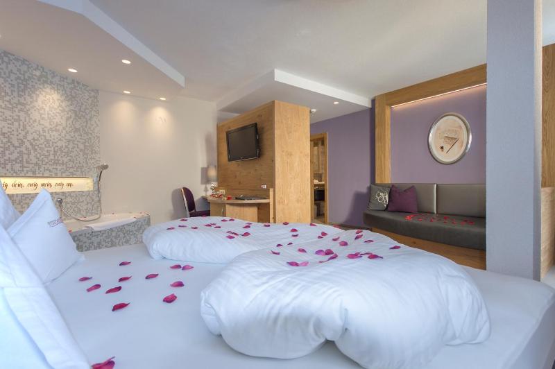 Deluxe Double Room image 3