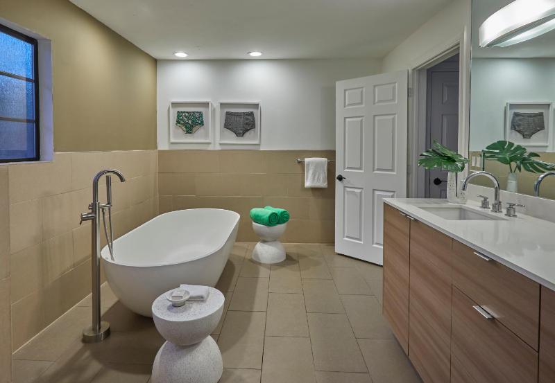 Deluxe Balcony Suite image 2