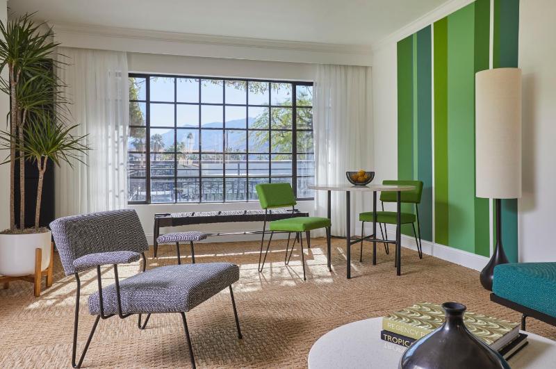 Deluxe Balcony Suite image 4
