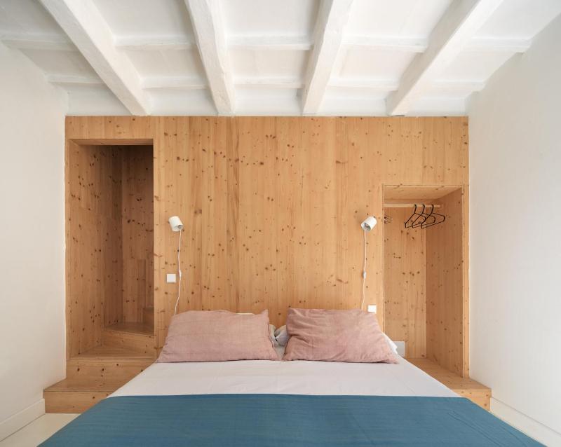 Duplex Two-Bedroom with Terrace image 1