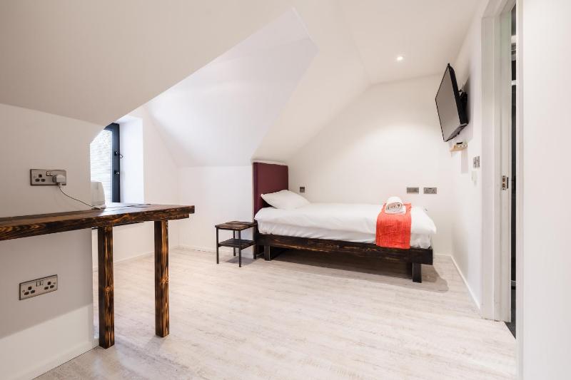 Single Room with Mountain View image 3