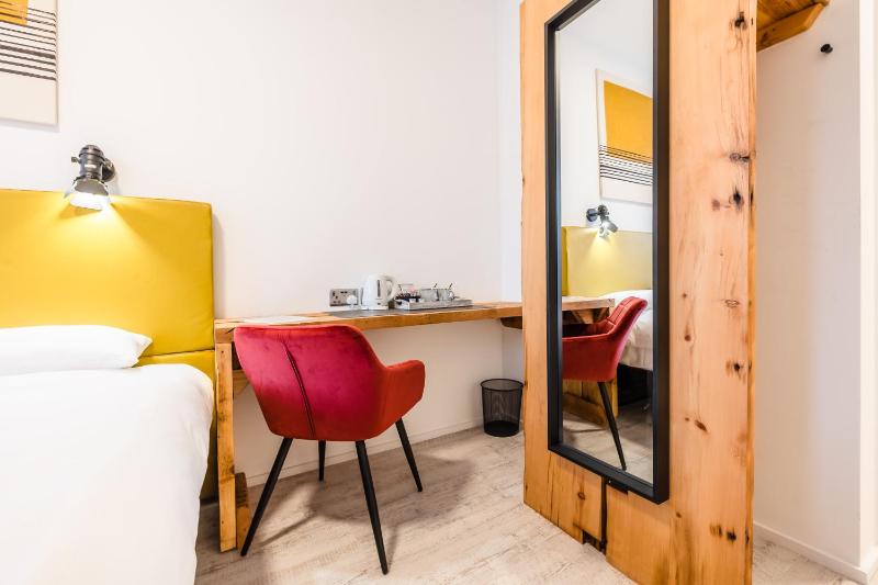 Double Room image 3