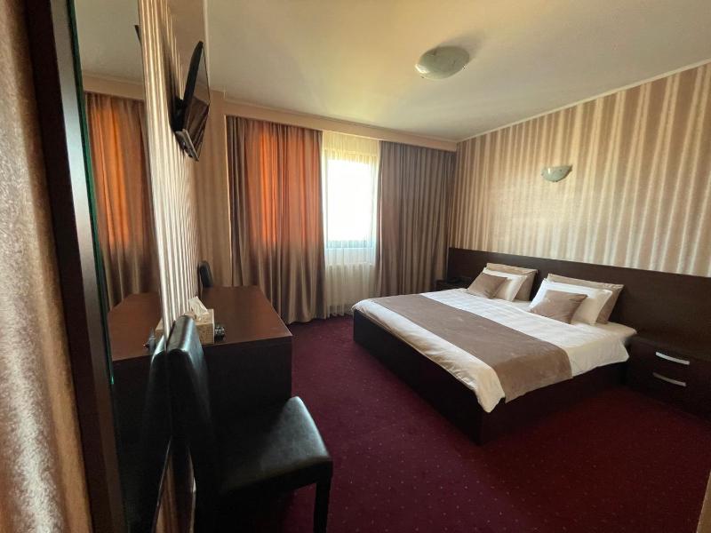 Deluxe Double Room image 3