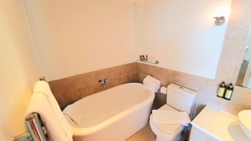 Deluxe King Room with Sea View image 4