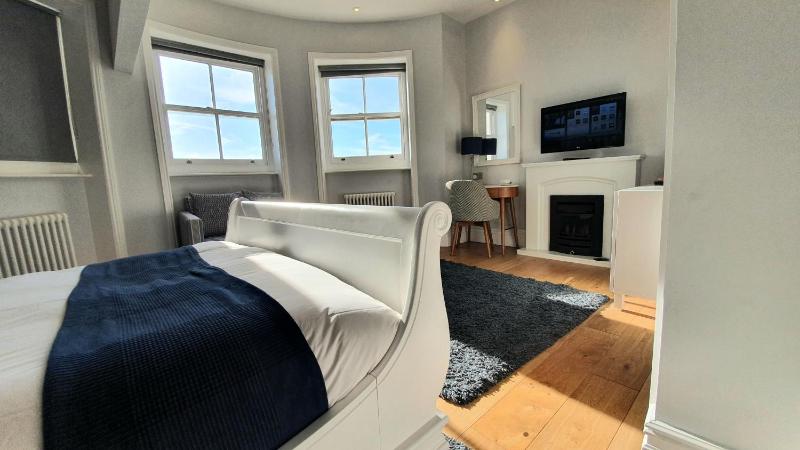 Deluxe King Room with Sea View image 2