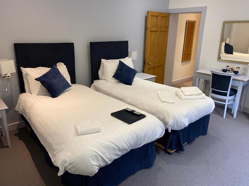 Twin Room with Private Bathroom image 3