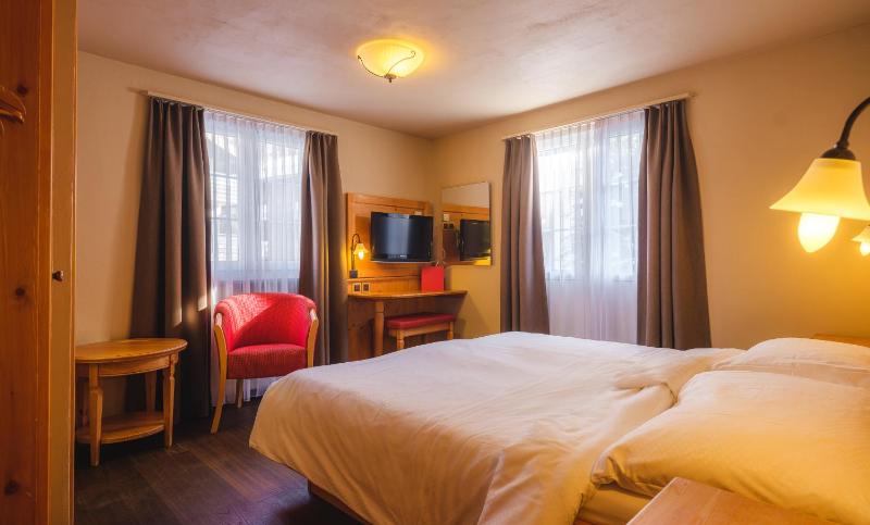 Double Room with Balcony image 4
